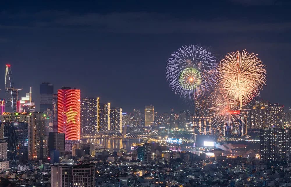TP.HCM Bắn Pháo Hoa Tại 16 Điểm Kỷ Niệm 50 Năm Thành Phố Mang Tên Bác