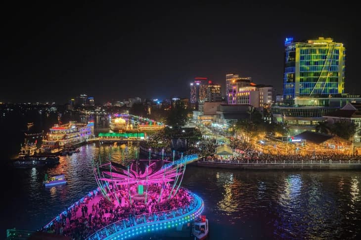 Mãn nhãn đêm khai mạc Lễ hội Văn hóa sông nước Cần Thơ 2025: Hàng vạn người đổ về Bến Ninh Kiều