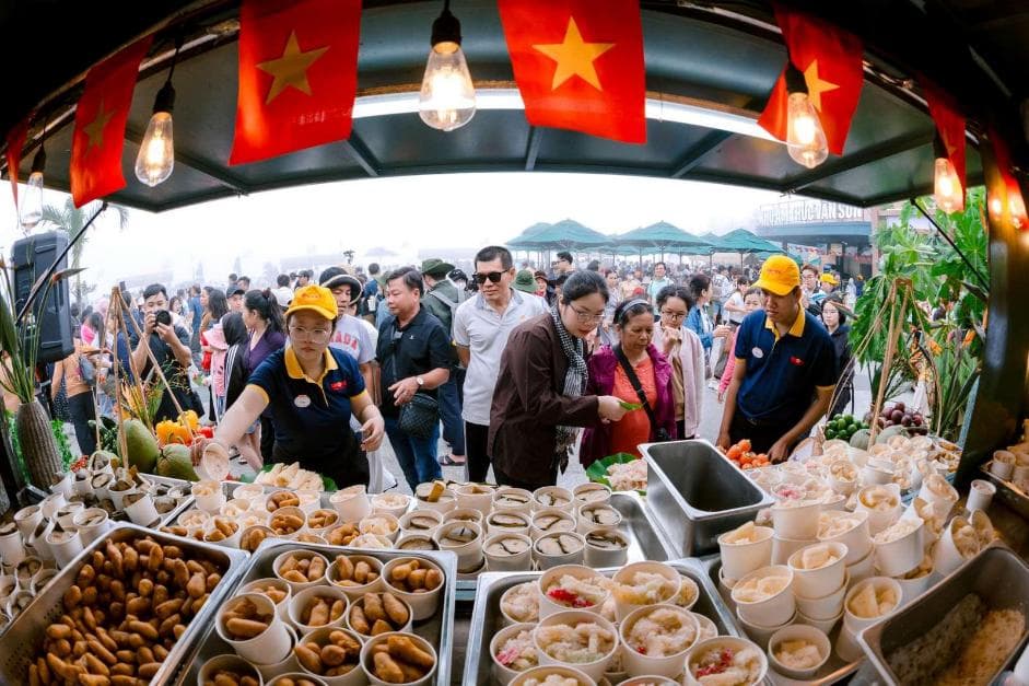 NÚI BÀ ĐEN RỘN RÀNG DIỄN RA BỐN PHIÊN CHỢ LÁ DỊP LỄ 30/4